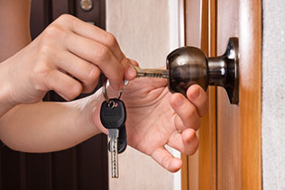 24 hour locksmith tests lock